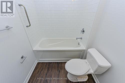 512 - 571 Prince Edward Drive N, Toronto, ON - Indoor Photo Showing Bathroom