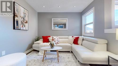 87 St Thomas Street, Whitby, ON - Indoor Photo Showing Living Room