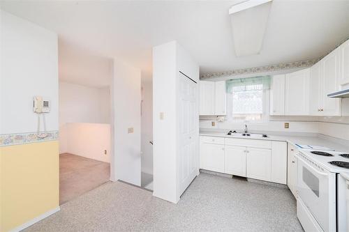 517 Victoria Avenue E, Winnipeg, MB - Indoor Photo Showing Kitchen With Double Sink