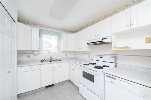 517 Victoria Avenue E, Winnipeg, MB - Indoor Photo Showing Kitchen With Double Sink