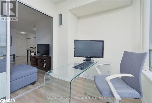 Home office with hardwood / wood-style flooring - 135 Hillcrest Avenue Unit# 1013, Mississauga, ON - Indoor