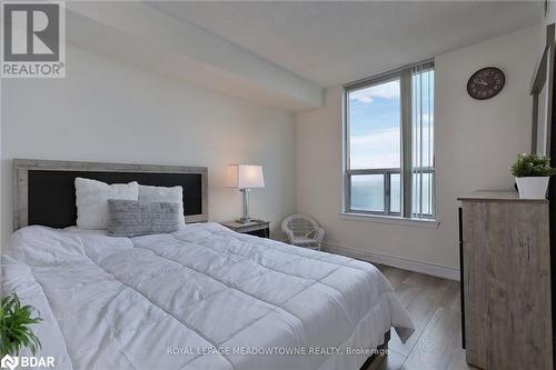 Bedroom with light hardwood / wood-style floors - 135 Hillcrest Avenue Unit# 1013, Mississauga, ON - Indoor Photo Showing Bedroom