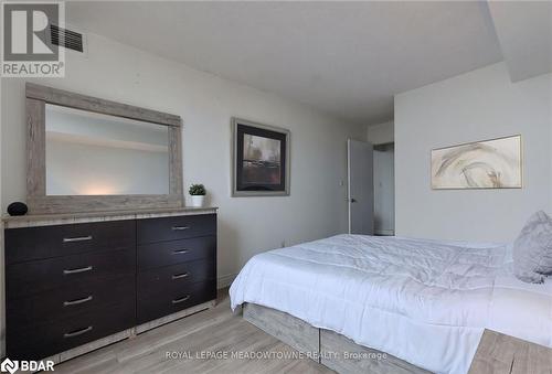 Bedroom featuring light hardwood / wood-style flooring - 135 Hillcrest Avenue Unit# 1013, Mississauga, ON - Indoor Photo Showing Bedroom