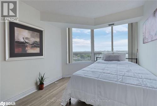 Bedroom featuring wood-type flooring and a textured ceiling - 135 Hillcrest Avenue Unit# 1013, Mississauga, ON - Indoor Photo Showing Bedroom