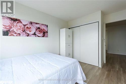 Bedroom featuring a closet and hardwood / wood-style floors - 135 Hillcrest Avenue Unit# 1013, Mississauga, ON - Indoor Photo Showing Bedroom