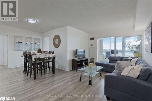 Living room featuring a textured ceiling and light hardwood / wood-style flooring - 135 Hillcrest Avenue Unit# 1013, Mississauga, ON - Indoor Photo Showing Living Room