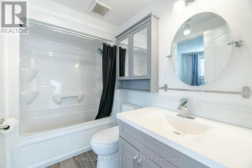 587 Langlaw Drive, Cambridge, ON - Indoor Photo Showing Bathroom