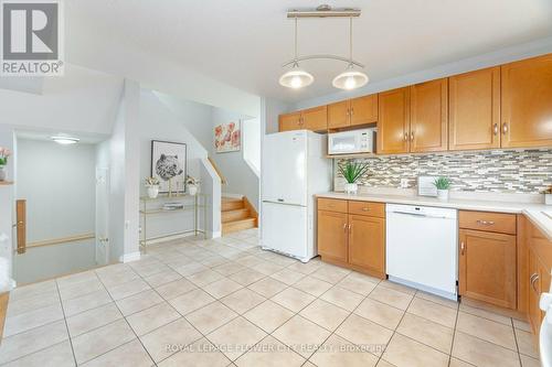 587 Langlaw Drive, Cambridge, ON - Indoor Photo Showing Kitchen With Double Sink