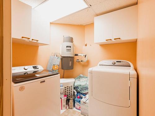 Salle de lavage - 59 Rue Perrier, Notre-Dame-De-L'Île-Perrot, QC - Indoor Photo Showing Laundry Room