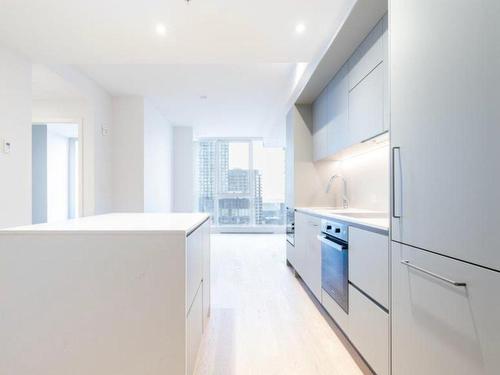 Kitchen - 3611-1205 Place Phillips, Montréal (Ville-Marie), QC - Indoor Photo Showing Kitchen With Upgraded Kitchen