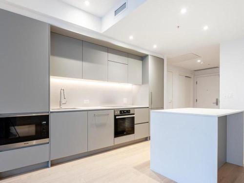 Kitchen - 3611-1205 Place Phillips, Montréal (Ville-Marie), QC - Indoor Photo Showing Kitchen With Upgraded Kitchen