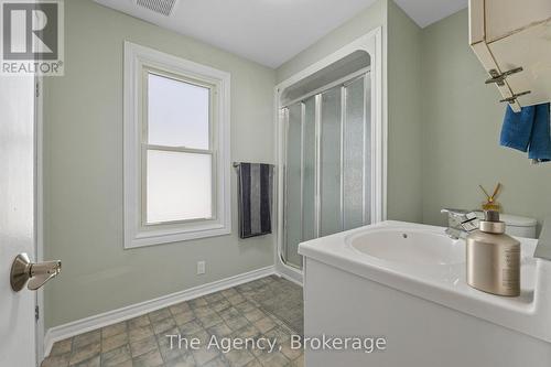 74 Knoll Street, Port Colborne (877 - Main Street), ON - Indoor Photo Showing Bathroom