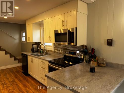 74 Knoll Street, Port Colborne (877 - Main Street), ON - Indoor Photo Showing Kitchen With Double Sink