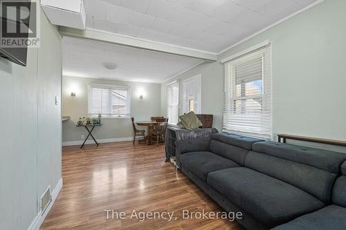 74 Knoll Street, Port Colborne (877 - Main Street), ON - Indoor Photo Showing Living Room