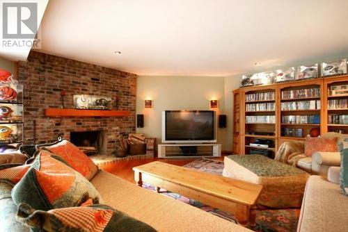 4276 Rockridge Place, West Vancouver, BC - Indoor Photo Showing Living Room With Fireplace