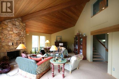 4276 Rockridge Place, West Vancouver, BC - Indoor Photo Showing Living Room With Fireplace