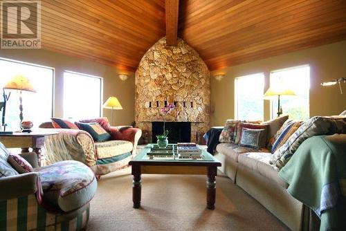 4276 Rockridge Place, West Vancouver, BC - Indoor Photo Showing Living Room