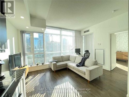 1605 - 199 Richmond Street W, Toronto, ON - Indoor Photo Showing Living Room