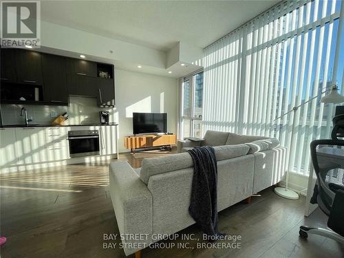 1605 - 199 Richmond Street W, Toronto, ON - Indoor Photo Showing Living Room