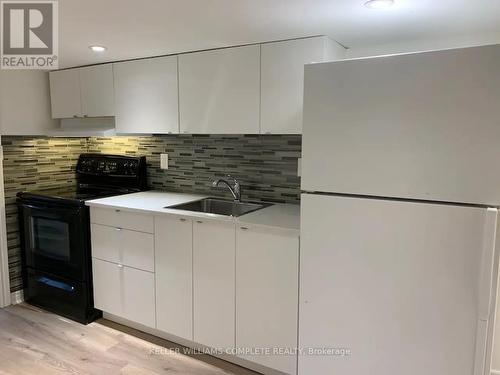 135 Hope Street, Toronto, ON - Indoor Photo Showing Kitchen