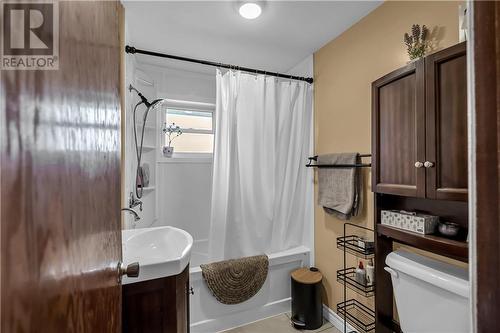 Full bathroom (2nd level) - 26 Timothy Avenue, Cornwall, ON - Indoor Photo Showing Bathroom