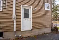 Side entry leading to basement - 