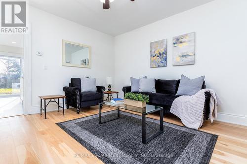 237 Main Street E, Norwich, ON - Indoor Photo Showing Living Room