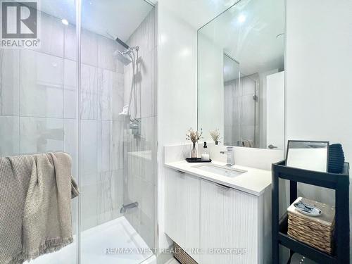 2108 - 195 Redpath Avenue, Toronto, ON - Indoor Photo Showing Bathroom