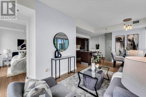 3009 - 375 King Street W, Toronto, ON - Indoor Photo Showing Living Room