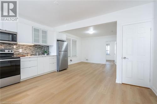 135 Hope Street, Toronto, ON - Indoor Photo Showing Kitchen