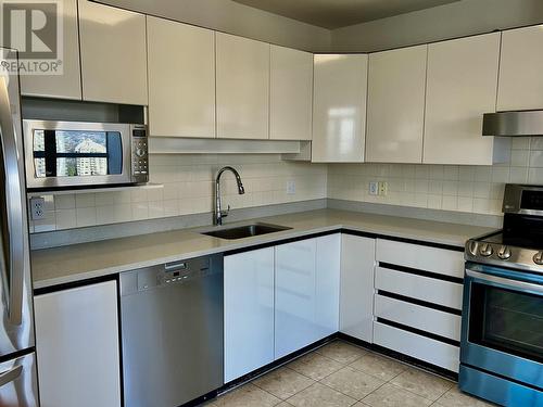 2201 6521 Bonsor Street, Burnaby, BC - Indoor Photo Showing Kitchen