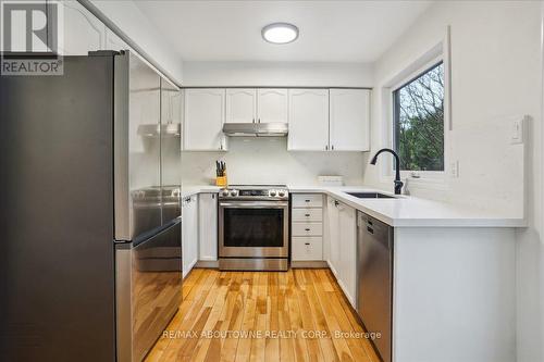 5021 Bunton Crescent, Burlington, ON - Indoor Photo Showing Kitchen With Stainless Steel Kitchen With Upgraded Kitchen