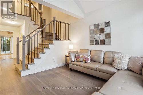 5021 Bunton Crescent, Burlington, ON - Indoor Photo Showing Living Room