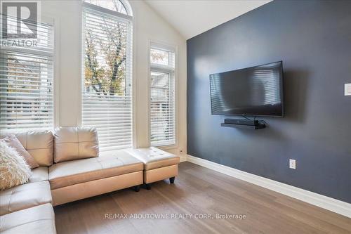 5021 Bunton Crescent, Burlington, ON - Indoor Photo Showing Living Room