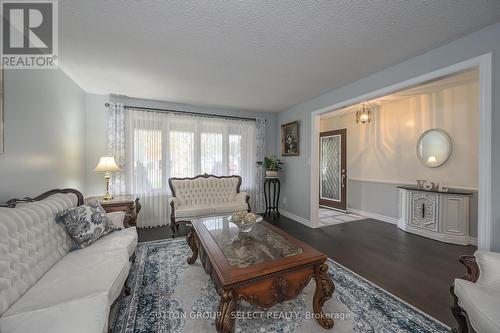 363 Kenmore Place, London, ON - Indoor Photo Showing Living Room