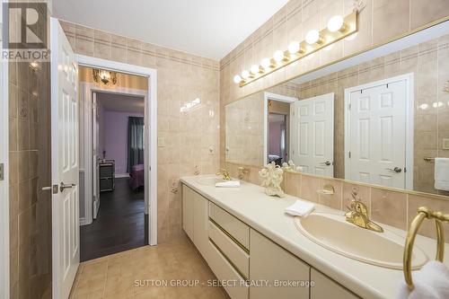 363 Kenmore Place, London, ON - Indoor Photo Showing Bathroom