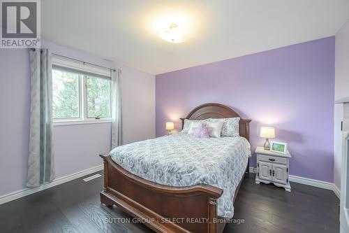 363 Kenmore Place, London, ON - Indoor Photo Showing Bedroom