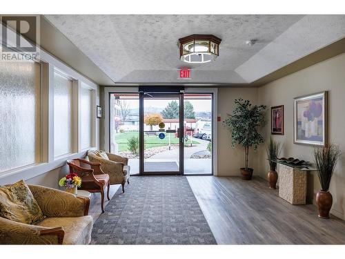 Warm & welcoming entrance foyer - 2085 Gordon Drive Unit# 215, Kelowna, BC - Indoor Photo Showing Other Room