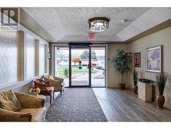 Warm & welcoming entrance foyer - 