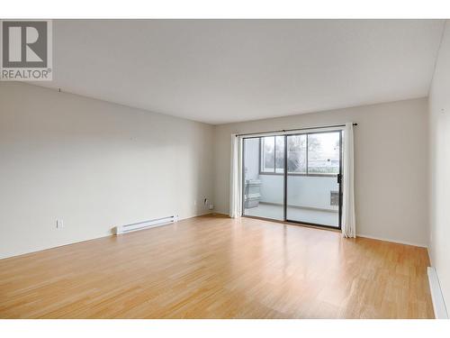 Expansive living room - 2085 Gordon Drive Unit# 215, Kelowna, BC - Indoor Photo Showing Other Room