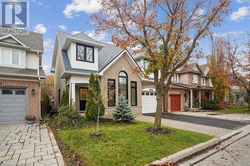 View of front of home featuring a garage and a front lawn - 5021 Bunton Crescent, Burlington, ON - Outdoor With Facade