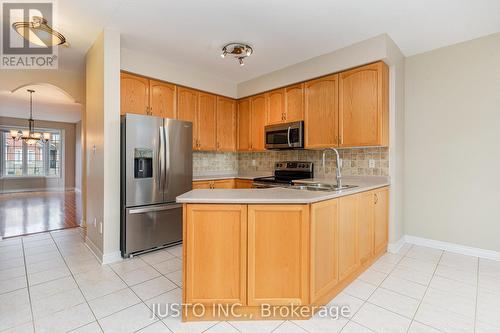 7 Millhouse Mews, Brampton, ON - Indoor Photo Showing Kitchen With Double Sink