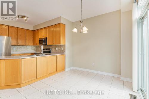 7 Millhouse Mews, Brampton, ON - Indoor Photo Showing Kitchen