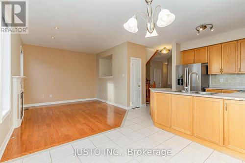 7 Millhouse Mews, Brampton, ON - Indoor Photo Showing Kitchen