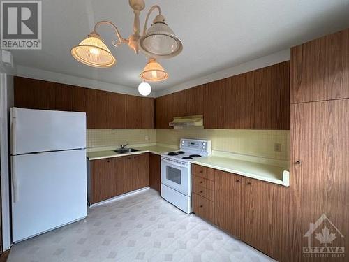 145 Rutherford Court, Kanata, ON - Indoor Photo Showing Kitchen