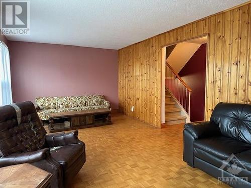 145 Rutherford Court, Kanata, ON - Indoor Photo Showing Living Room