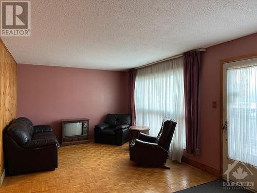 145 Rutherford Court, Kanata, ON - Indoor Photo Showing Living Room