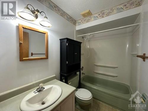 145 Rutherford Court, Kanata, ON - Indoor Photo Showing Bathroom