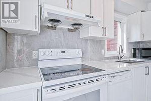 39 Roy Rainey Avenue, Markham, ON - Indoor Photo Showing Kitchen