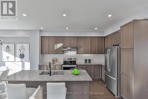 35 Thornapple Lane, Richmond Hill, ON - Indoor Photo Showing Kitchen With Double Sink With Upgraded Kitchen